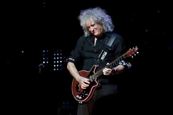 Brian gelen Kraliçe gerçekleştirir kerry elils ile 