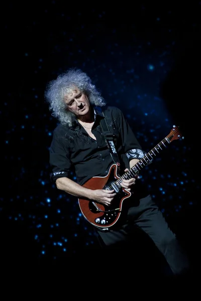 Brian May from Queen performs with Kerry Elils during "Acoustic by Candlelight Tour" at the Republic Palace on March 21, 2014 in Minsk, Belarus — Stock Photo, Image