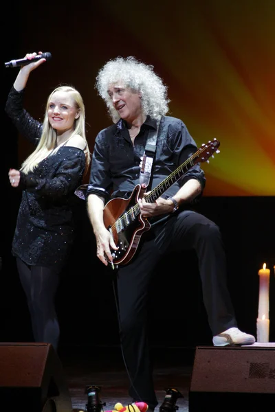 Брайан Мэй из Queen выступает с Керри Элильс во время "Acoustic by Candlelight Tour" во Дворце Республики 21 марта 2014 года в Минске Стоковое Фото