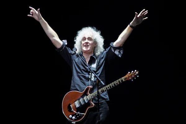 Brian May de Queen se produit avec Kerry Elils lors de "Acoustic by Candlelight Tour" au Palais de la République le 21 mars 2014 à Minsk, Biélorussie — Photo