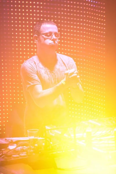 DJ Judge Jules выступает на фестивале Urban Wave в Минске 16 апреля 2011 года — стоковое фото