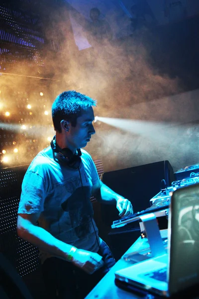 DJ Eddie Halliwell performs at Urban Wave festival in Minsk on April 16, 2011 — Stock Photo, Image