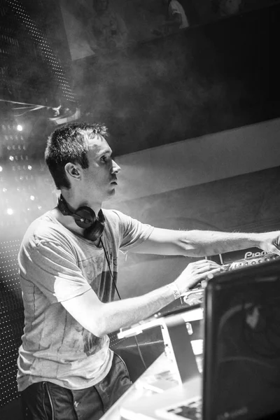 DJ Eddie Halliwell se apresenta no festival Urban Wave em Minsk em 16 de abril de 2011 — Fotografia de Stock