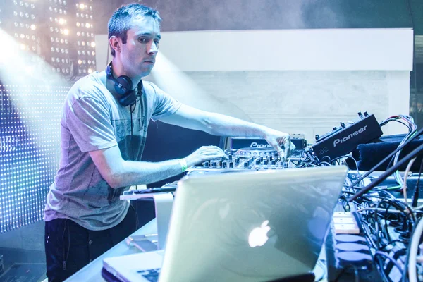 DJ Eddie Halliwell performs at Urban Wave festival in Minsk on April 16, 2011 — Stock Photo, Image