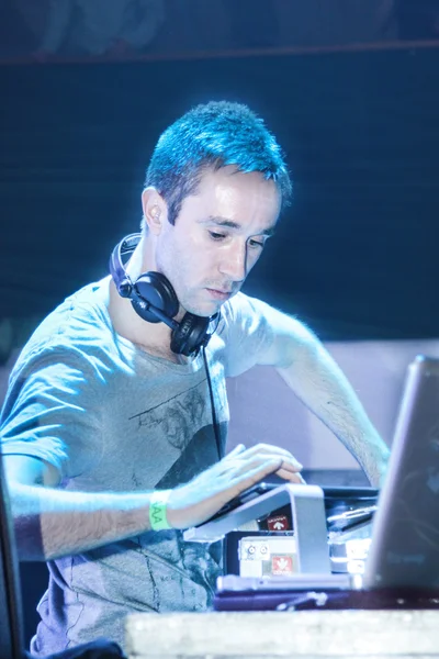 DJ Eddie Halliwell realiza en el festival Urban Wave en Minsk el 16 de abril de 2011 — Foto de Stock