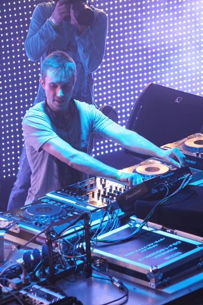 DJ Eddie Halliwell performs at Urban Wave festival in Minsk on April 16, 2011 — Stock Photo, Image