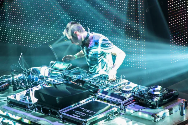 DJ eddie halliwell vystupuje na festivalu městských vlna v Minsku dubna 16, 2011 — Stock fotografie
