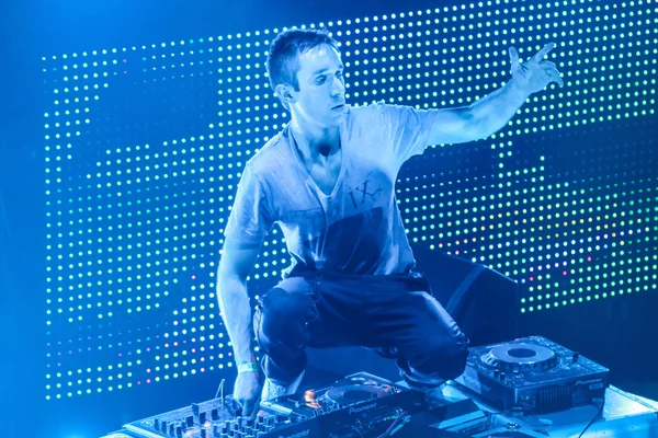 DJ Eddie Halliwell realiza en el festival Urban Wave en Minsk el 16 de abril de 2011 — Foto de Stock