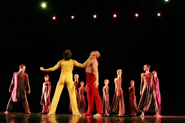 Leden van de Jevgeni panfilov ballet studio uit perm uitvoeren "romeo and juliet" tijdens ifmc op 22 november 2013 in vitebsk, Wit-Rusland — Stockfoto