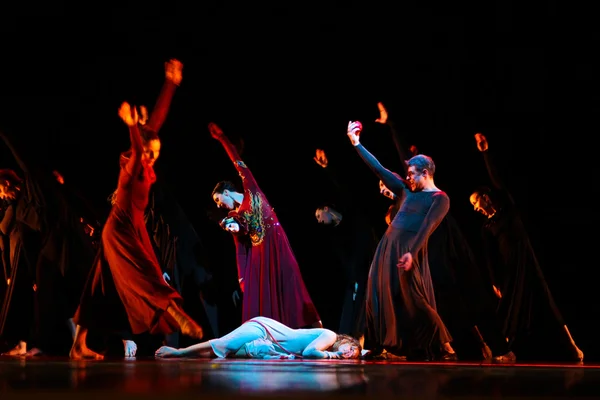 Leden van de Jevgeni panfilov ballet studio uit perm uitvoeren "romeo and juliet" tijdens ifmc op 22 november 2013 in vitebsk, Wit-Rusland — Stockfoto