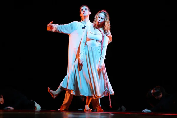 Miembros del Yevgeny Panfilov Ballet Studio de Perm interpretan "Romeo y Julieta" durante IFMC el 22 de noviembre de 2013 en Vitebsk, Bielorrusia — Foto de Stock