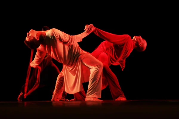 Miembros del Yevgeny Panfilov Ballet Studio de Perm interpretan "Romeo y Julieta" durante IFMC el 22 de noviembre de 2013 en Vitebsk, Bielorrusia — Foto de Stock