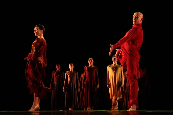 Miembros del Yevgeny Panfilov Ballet Studio de Perm interpretan "Romeo y Julieta" durante IFMC el 22 de noviembre de 2013 en Vitebsk, Bielorrusia — Foto de Stock