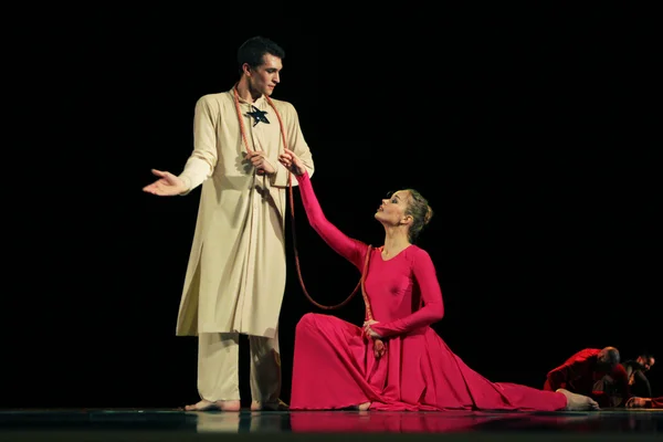 Miembros del Yevgeny Panfilov Ballet Studio de Perm interpretan "Romeo y Julieta" durante IFMC el 22 de noviembre de 2013 en Vitebsk, Bielorrusia — Foto de Stock