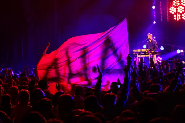 "A-ha "band (Morten Harket, Paul Waaktaar-Savoy, Magne Furuholmen) uppträder under livekonserten i Minsk den 6 november, 2010 — Stockfoto