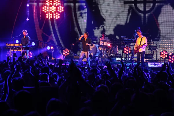 "Группа A-ha (Мортен Харкет, Пол Ваактаар-Савой, Магне Фурухольмен) выступает на концерте в Минске 6 ноября 2010 года — стоковое фото