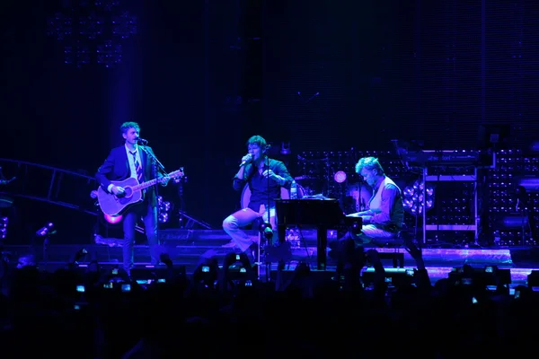 "A-ha "band (Morten Harket, Paul Waaktaar-Savoy, Magne Furuholmen) uppträder under livekonserten i Minsk den 6 november, 2010 — Stockfoto