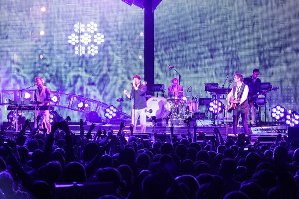 "A-ha"バンド(モーテン・ハーケット、ポール・ワクタール=サボイ、マグネ・フルホルメン)は、2010年11月6日にミンスクでのライブコンサートに出演します。 — ストック写真