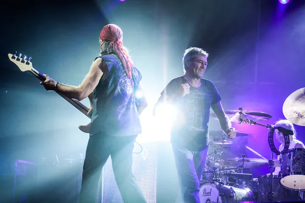 MINSK, BELARUS - 27 de marzo de 2011: La famosa banda de rock Deep Purple actúa en el escenario durante su concierto en Minsk, Bielorrusia, el 27 de marzo de 2011. — Foto de Stock