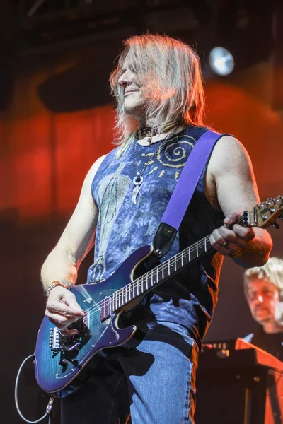 MINSK, BELARUS - MARCH 27, 2011: The famous rock band Deep Purple performs on stage during thier concert in Minsk, Belarus on March 27, 2011 — Stock Photo, Image