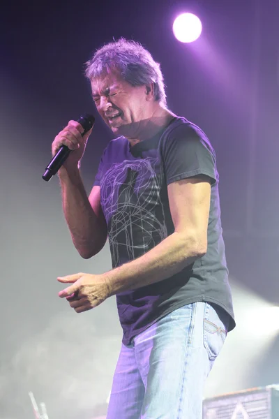 MINSK, BELARUS - MARCH 27, 2011: The famous rock band Deep Purple performs on stage during thier concert in Minsk, Belarus on March 27, 2011 — Stock Photo, Image