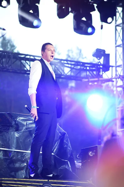 John Newman se produit au festival Most le 3 juillet 2014 à Milnsk, Biélorussie — Photo