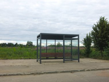 Köydeki otobüs durağı köşkünde vazosu olmayan bir bank.