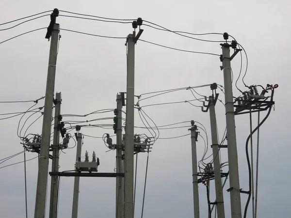 Poteaux Électriques Béton Contre Ciel Gris Paysage Industriel — Photo