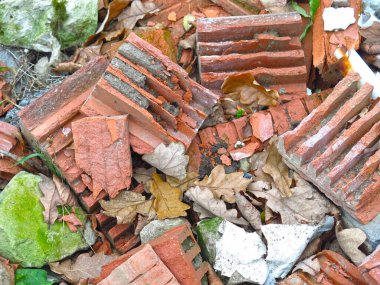 Kırık tuğlalar ve inşaat demirleri - inşaat atıkları