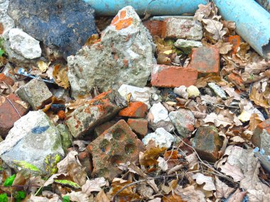 Kırık tuğlalar ve inşaat demirleri - inşaat atıkları