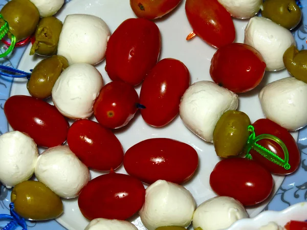 Lanche Festivo Tomates Cereja Azeitonas Queijo — Fotografia de Stock