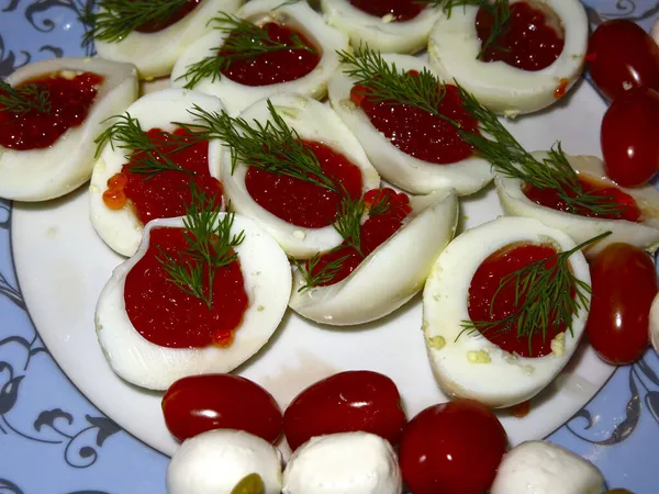 Huevos Cocidos Rellenos Caviar Rojo Mesa Para Nuevo Año — Foto de Stock