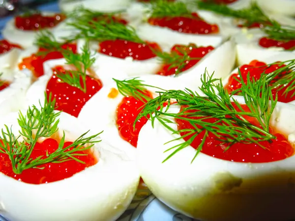 Huevos Cocidos Rellenos Caviar Rojo Mesa Para Nuevo Año — Foto de Stock