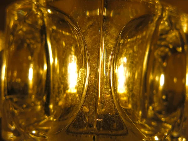 ガラスのクリスタルの中の黄金の暖かい光 — ストック写真