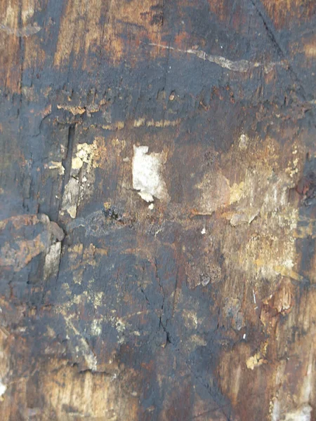 沾满燃料油的肮脏木柱表面的粗糙质感 带有撕破的广告痕迹 — 图库照片