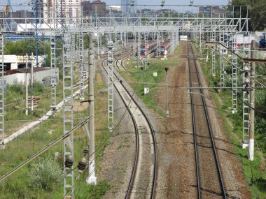 Yazın direklerle ve raylarla banliyö tren rayları