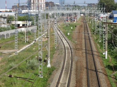 Yazın direklerle ve raylarla banliyö tren rayları
