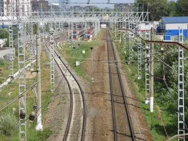 Yazın direklerle ve raylarla banliyö tren rayları