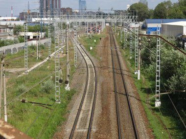 Yazın direklerle ve raylarla banliyö tren rayları