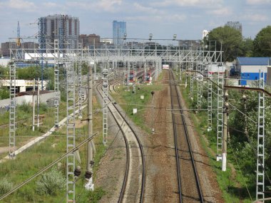 Yazın direklerle ve raylarla banliyö tren rayları