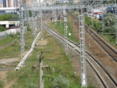 Yazın direklerle ve raylarla banliyö tren rayları