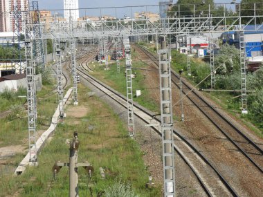 Yazın direklerle ve raylarla banliyö tren rayları