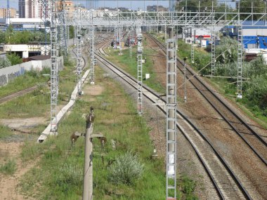 Yazın direklerle ve raylarla banliyö tren rayları