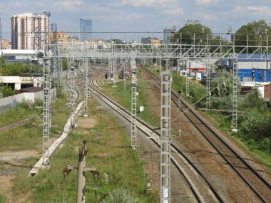 Yazın direklerle ve raylarla banliyö tren rayları