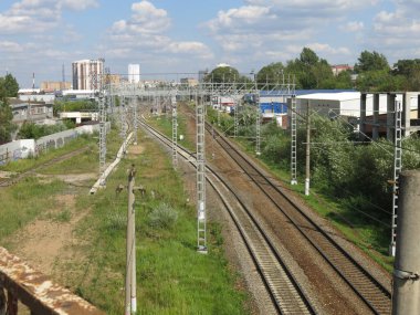 Yazın direklerle ve raylarla banliyö tren rayları