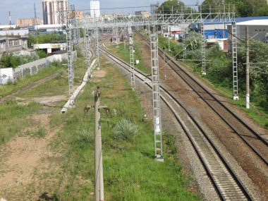 Yazın direklerle ve raylarla banliyö tren rayları