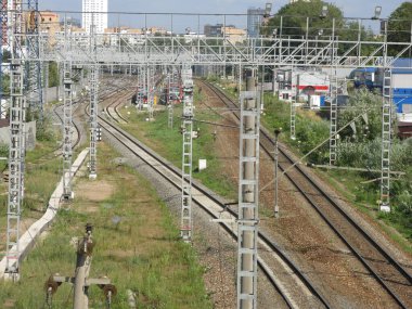 Yazın direklerle ve raylarla banliyö tren rayları