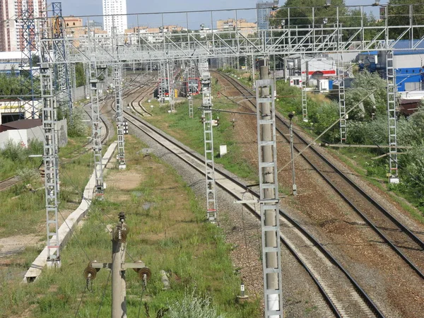 夏季的城郊铁轨 带有铁杆和铁轨 — 图库照片