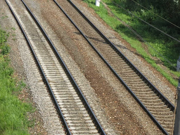 夏にポールとレールのある郊外の鉄道線路は — ストック写真