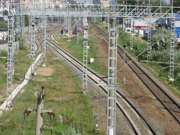 Yazın Direklerle Raylarla Banliyö Tren Rayları — Stok fotoğraf